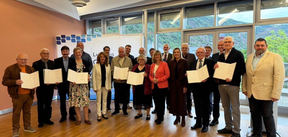 Ehrung verdienter Kreiseinwohner im Kreishaus der Kreisverwaltung Cochem-Zell - Gruppenbild Ehrung verdienter Kreiseinwohner im Kreishaus der Kreisverwaltung Cochem-Zell - Gruppenbild