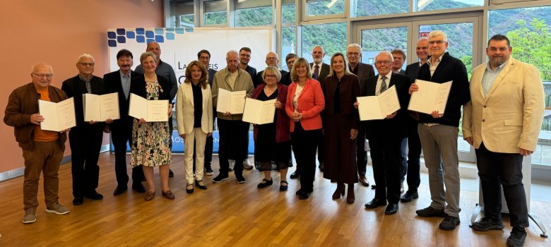 Ehrung verdienter Kreiseinwohner im Kreishaus der Kreisverwaltung Cochem-Zell - Gruppenbild Ehrung verdienter Kreiseinwohner im Kreishaus der Kreisverwaltung Cochem-Zell - Gruppenbild
