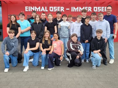 Kaisersescher Schülerinnen und Schüler bei der Kinderakademie Gesundheit in Mainz Kaisersescher Schülerinnen und Schüler posen vor der MEWA-Arena in Mainz