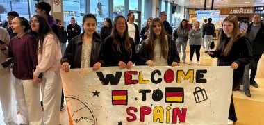 Schüler und Schüllerinnen mit einem Plakat "welcome to spain"