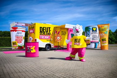 Showtruck mit XXL-Verpackungen und Trennbär 