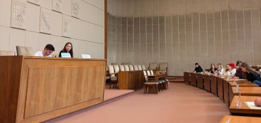 Zwischen Geschichte und Politik: Bildungsfahrt der Nachwuchskräfte nach Bonn Die Nachwuchskräfte simulieren ein Gesetzgebungsverfahren im Saal des ehemaligen Bundesrats.