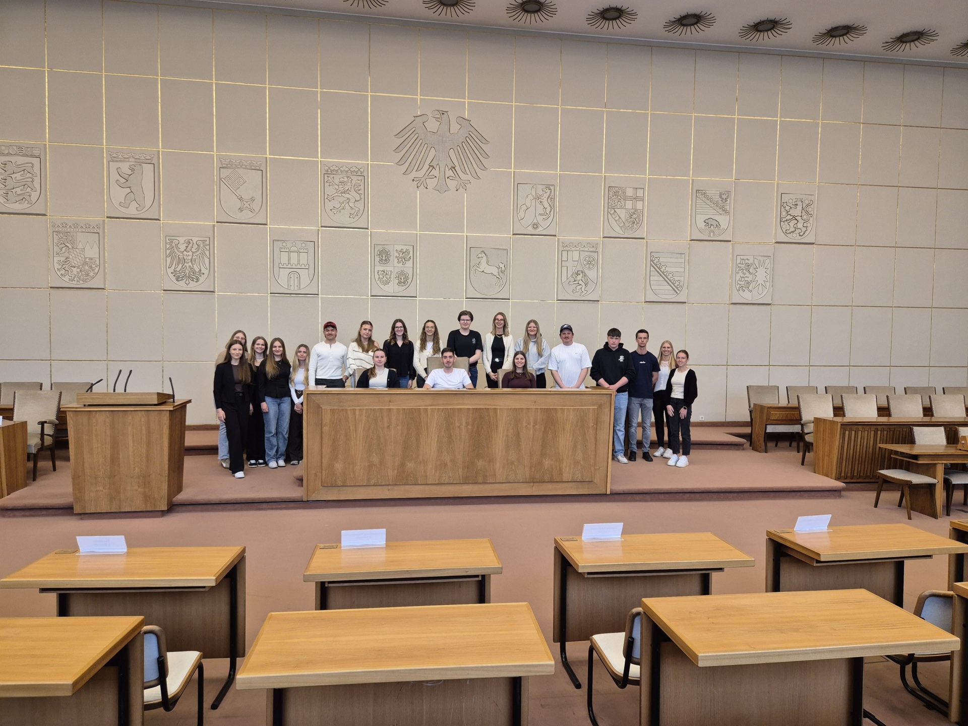 Zu sehen sind alle Nachwuchskräfte im ehemaligen Bundesrat, welche ein Gruppenbild am Podest des Saals gemacht haben.