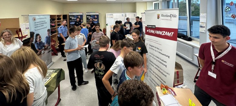 Berufsinformationsabend an der Realschule plus Cochem Der alljährliche Berufsinformationsabend lockte zahlreiche Jugendliche und ihre Eltern sowie Unternehmen an die Realschule plus Cochem und bot vielfältige Einblicke.