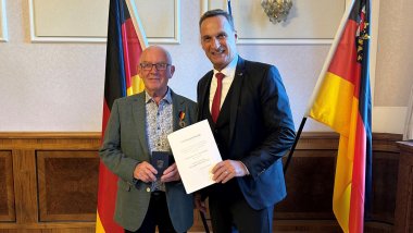 SGD-Nord-Präsident Joachim Rodenkirch (re.) überreichte die Landesverdienstmedaille an Karl-Heinz Hilgenberg (li.).