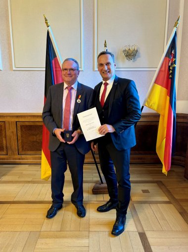 SGD-Nord-Präsident Joachim Rodenkirch (re.) überreichte die Landesverdienstmedaille an Berthold Berenz (li.).