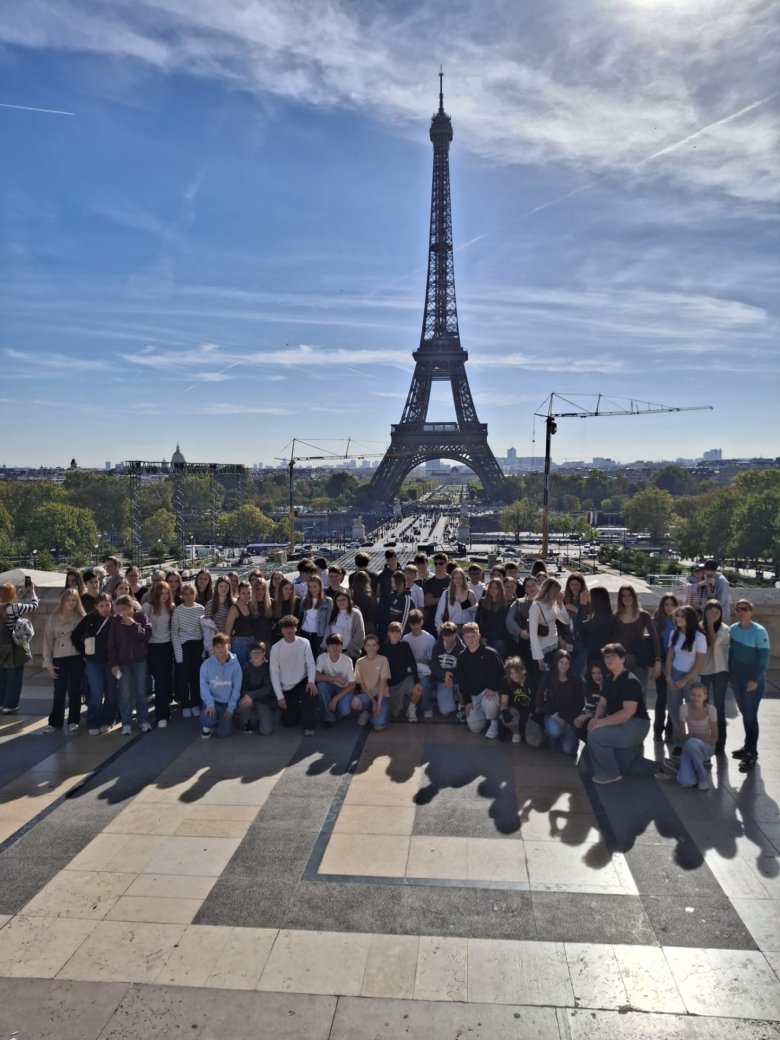 Das Bild zeigt die Schülerinnen und Schüler der IGS Zell vor dem Eiffelturm in Paris.