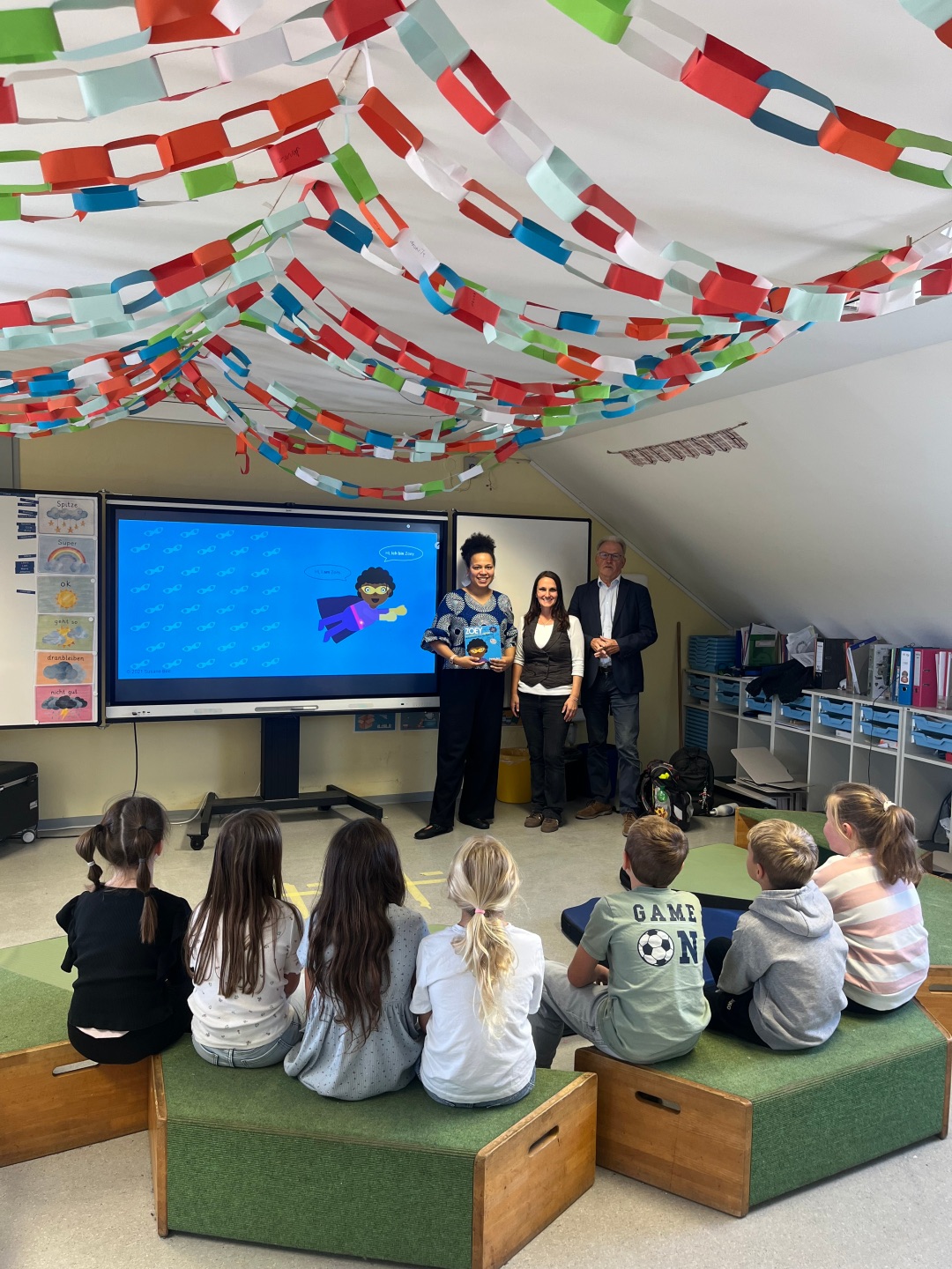 Susann Bee, Kathrin Wambach und Hans-Joachim Mons mit Grundschulkindern der Grundschule Kaisersesch