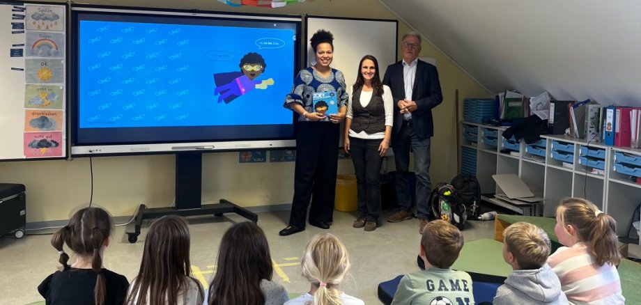 Susann Bee, Kathrin Wambach und Hans-Joachim Mons mit Grundschulkindern der Grundschule Kaisersesch