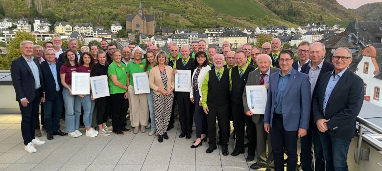 Das Gruppenfoto zeigt die Gewinner des Kulturförderpreises 2026 gemeinsam mit  Laudatoren, Jurymitgliedern, Landrätin Beilstein. Sie stehen in einem großen Halbkreis.