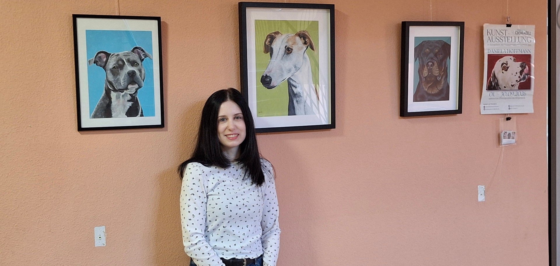 Zu sehen ist Frau Daniela Hoffmann und ihre Bilder. 