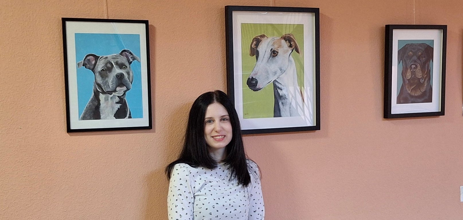 Zu sehen ist Frau Daniela Hoffmann und ihre Bilder. 