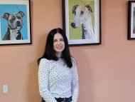 Zu sehen ist Frau Daniela Hoffmann und ihre Bilder. 