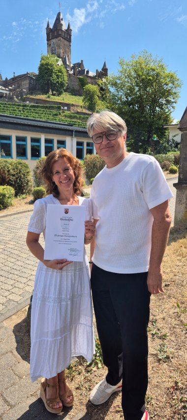 Schulleiter Frank Sütterlin gratuliert Sandra Peifer zu ihrem 25-jährigen Dienstjubiläum Schulleiter Frank Sütterlin gratuliert Sandra Peifer zu ihrem 25-jährigen Dienstjubiläum