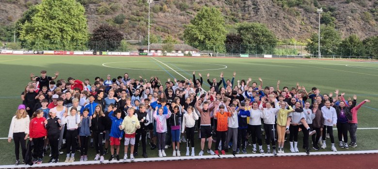 Die Schülerinnen und Schüler der Realschule plus Cochem waren voller Elan für den Spendenlauf. Die Schülerinnen und Schüler der Realschule plus Cochem waren voller Elan für den Spendenlauf.