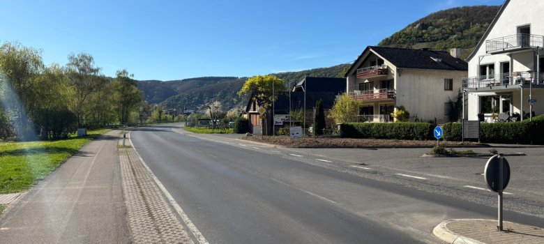Das Foto zeigt die Strecke ab der Ortslage Poltersdorf in Richtung KVP Senhals im Verlauf der B 49. Das Foto zeigt die Strecke ab der Ortslage Poltersdorf in Richtung KVP Senhals im Verlauf der B 49.