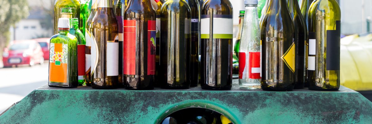 Ein Sammelbehälter für Altglas ist überfüllt.