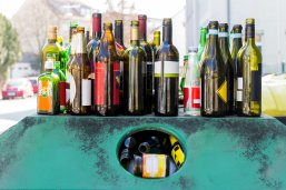 Ein Sammelbehälter für Altglas ist überfüllt.