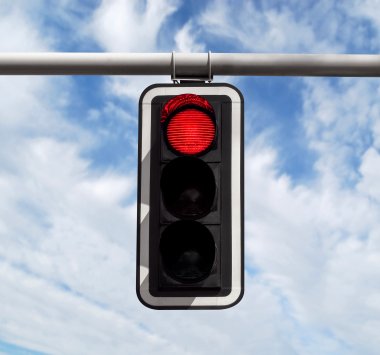 Rote Ampel vor blauem Himmel Hintergrund