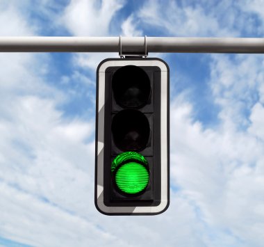 Grüne Ampel vor blauem Himmel Hintergrund