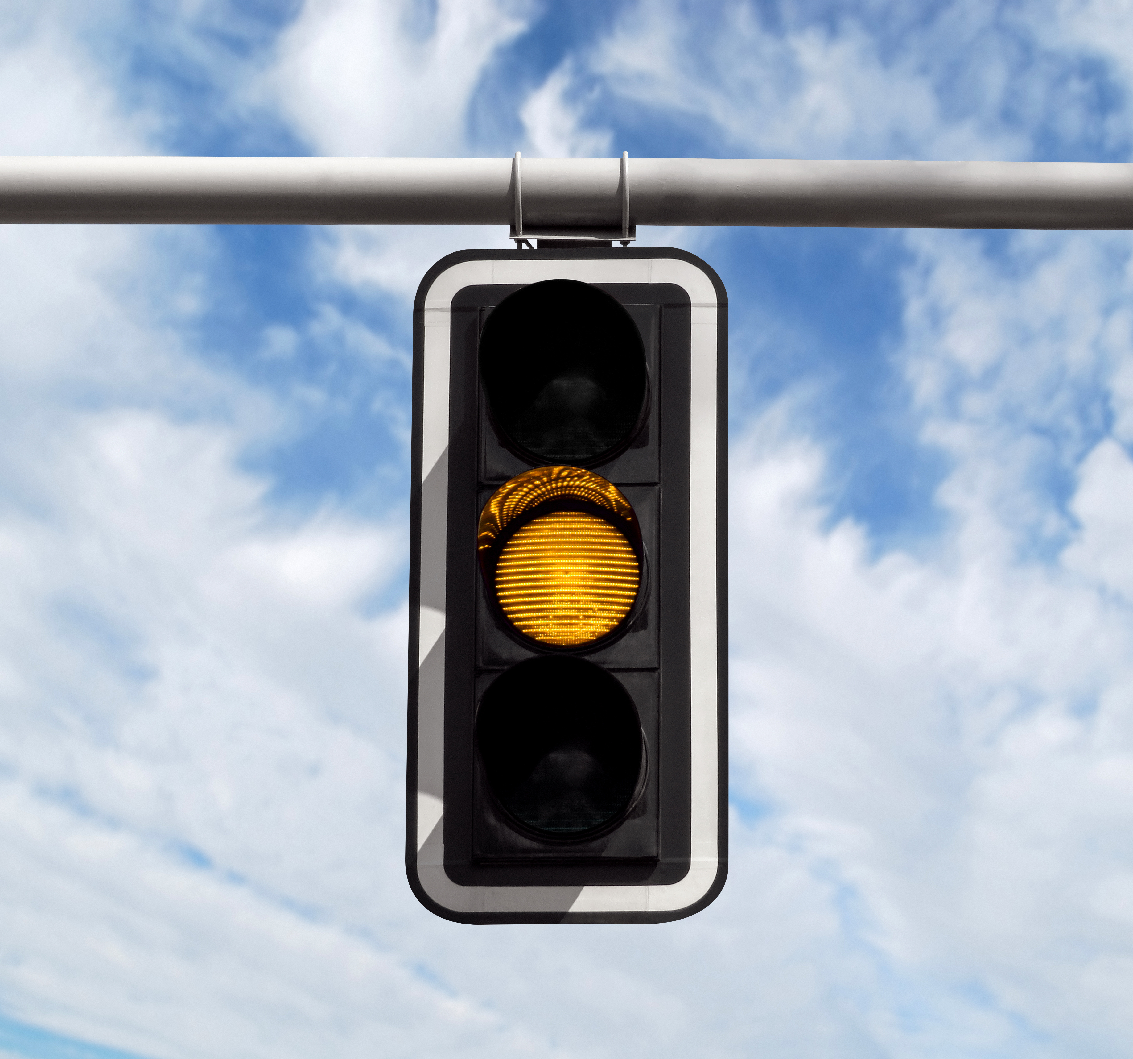 Gelbe Ampel vor blauem Himmel Hintergrund Gelbe Ampel vor blauem Himmel Hintergrund