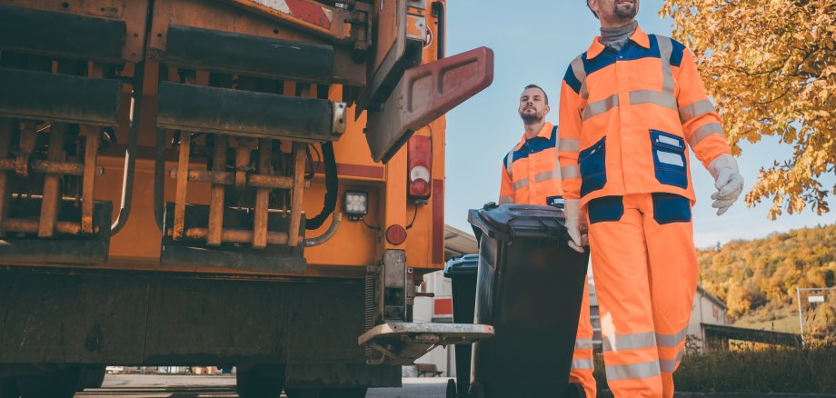 Abfall wird in den Müllwagen geladen.