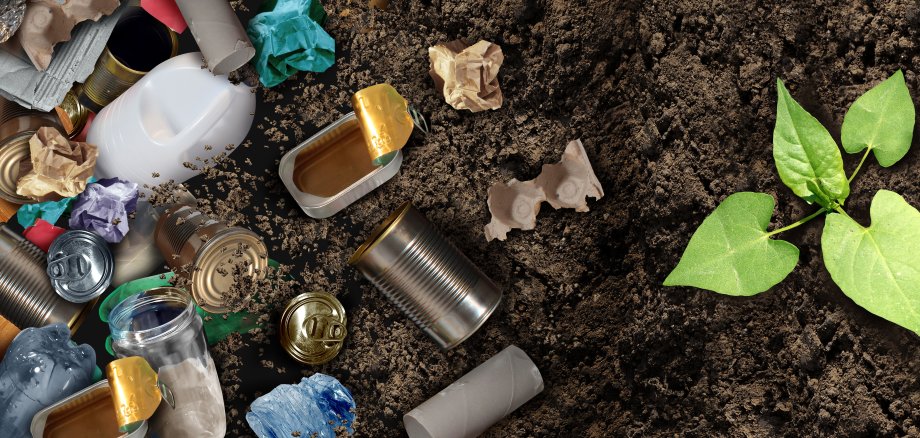 Recycling-Zyklus/Abfall-Management-Symbol: Alte Papierglas-, Metall- und Kunststoff-Haushaltsprodukte für die Natur wiederverwendet werden