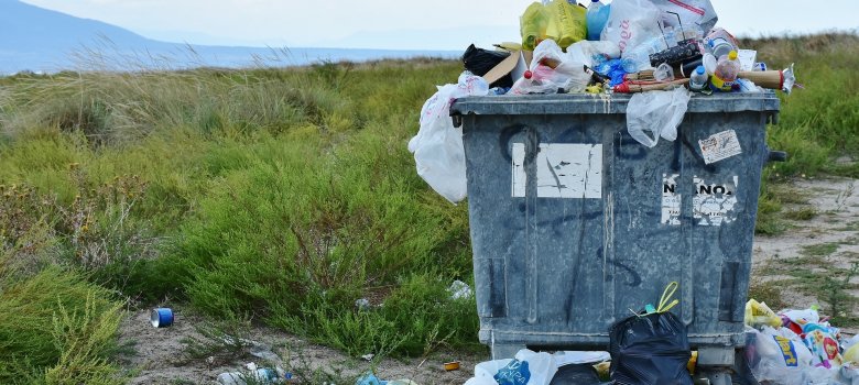Mit Müll überfüllter Container.