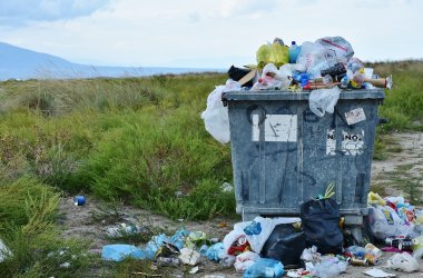 Mit Müll überfüllter Container.