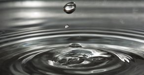 Einzelne Wassertropfen beim Aufschlagen, die dadurch eine kleine Welle verursachen. Einzelne Wassertropfen beim Aufschlagen, die dadurch eine kleine Welle verursachen.