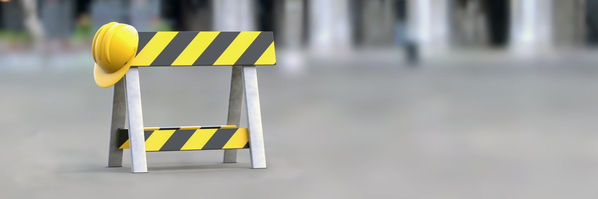 Barriere - im Bau auf einem grauen Hintergrund. 