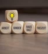 Würfel mit Arbeit, Kinder, Haushalt, Freizeit