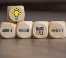 Würfel mit Arbeit, Kinder, Haushalt, Freizeit Würfel mit Arbeit, Kinder, Haushalt, Freizeit