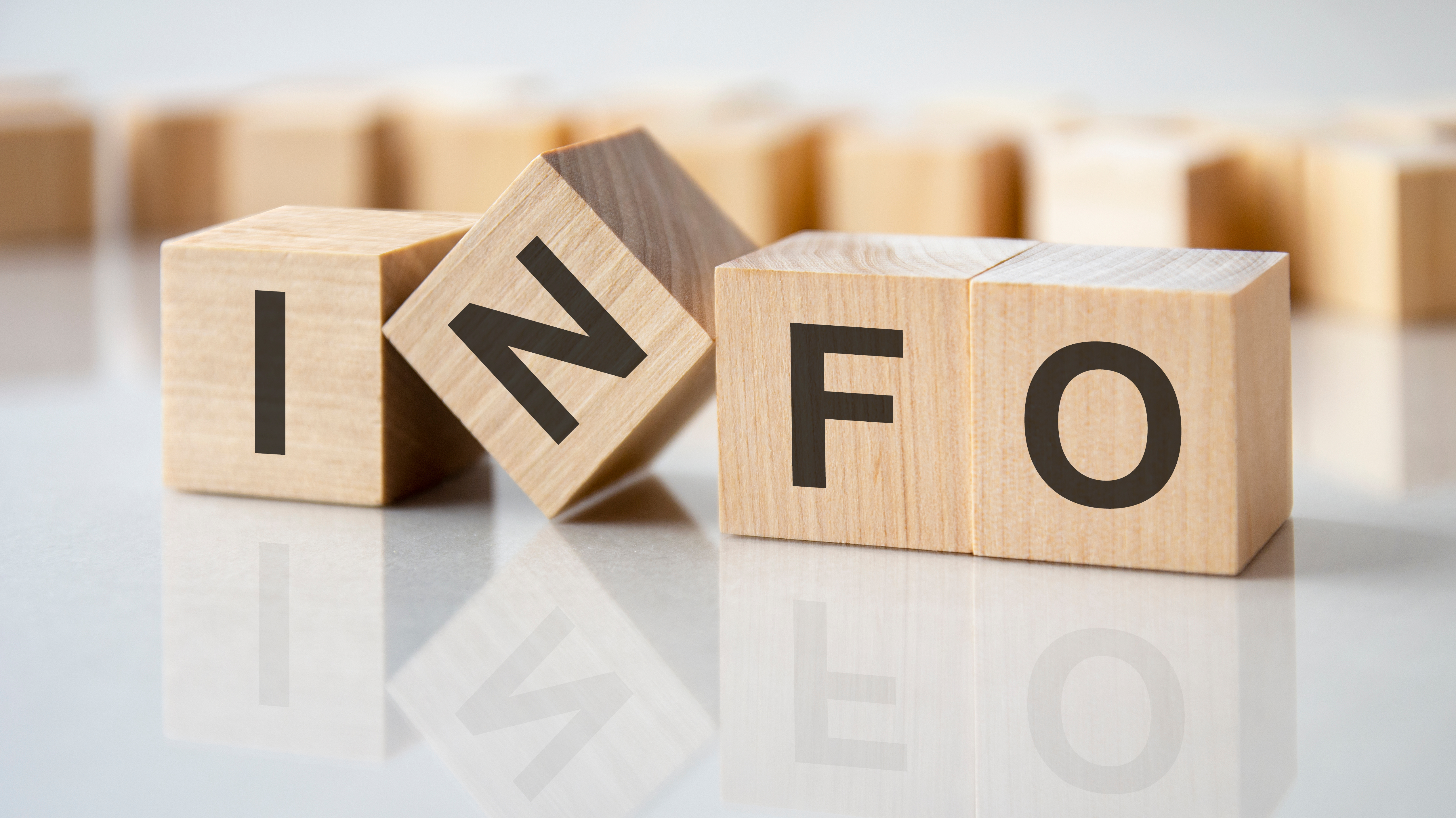 Vier Holzklötze mit den Buchstaben info Vier Holzklötze mit den Buchstaben info