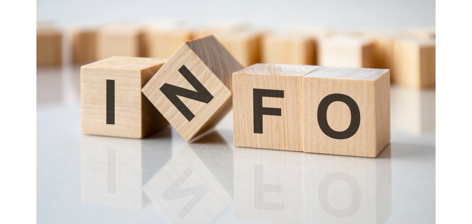 Vier Holzklötze mit den Buchstaben info