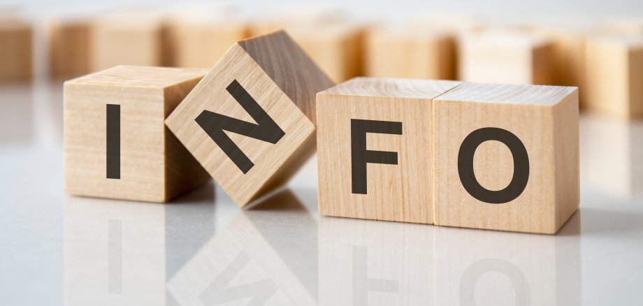 Vier Holzklötze mit den Buchstaben info Vier Holzklötze mit den Buchstaben info