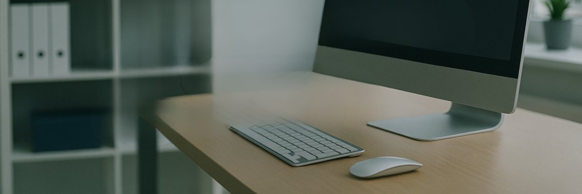 Digitaler Bauantrag Zu sehen ist ein Büro. In diesem Steht ein Schreibtisch und ein Regal. Auf dem Schreibtisch steht ein PC