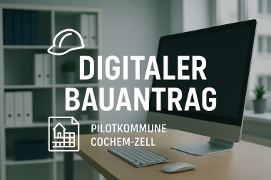 Digitaler Bauantrag Zu sehen ist ein Büro. In diesem Steht ein Schreibtisch und ein Regal. Auf dem Schreibtisch steht ein PC. Im Vordergund ist ein Slogan zu sehen.