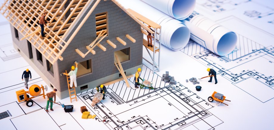 Bauhaus auf Blaupausen mit Arbeiter - Bauprojekt