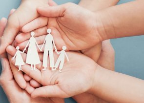Hände von Erwachsenen und Kindern halten Papier Familienausschnitt Hände von Erwachsenen und Kindern halten Papier Familienausschnitt
