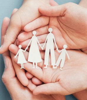 Hände von Erwachsenen und Kindern halten Papier Familienausschnitt