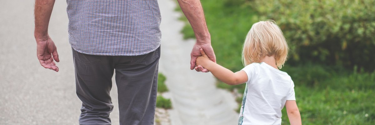 Vater und Tochter händehaltend beim Spaziergang Vater und Tochter händehaltend beim Spaziergang