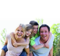 Mann und Frau tragen zwei Kinder auf dem Rücken. Mann und Frau tragen zwei Kinder auf dem Rücken.