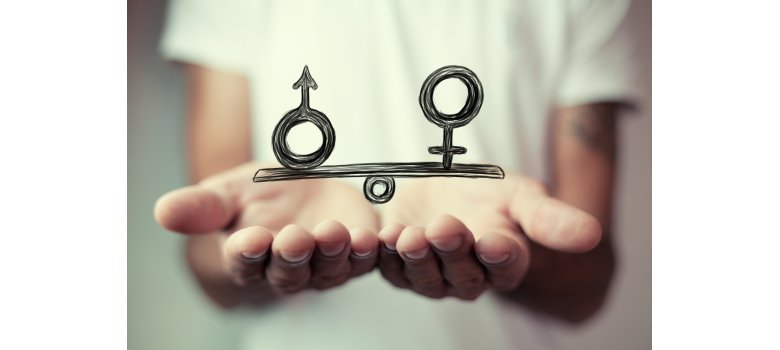 Gleichgewicht zwischen Mann und Frau. Zwei Hände halten eine Wage. 