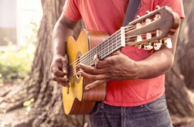 Ein Mann spielt mit seiner Gitarre.