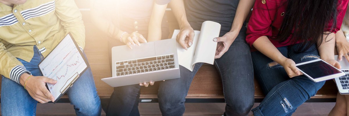 Junge Menschen nutzen Laptop, Handy und Co. Junge Menschen nutzen Laptop, Handy und Co.