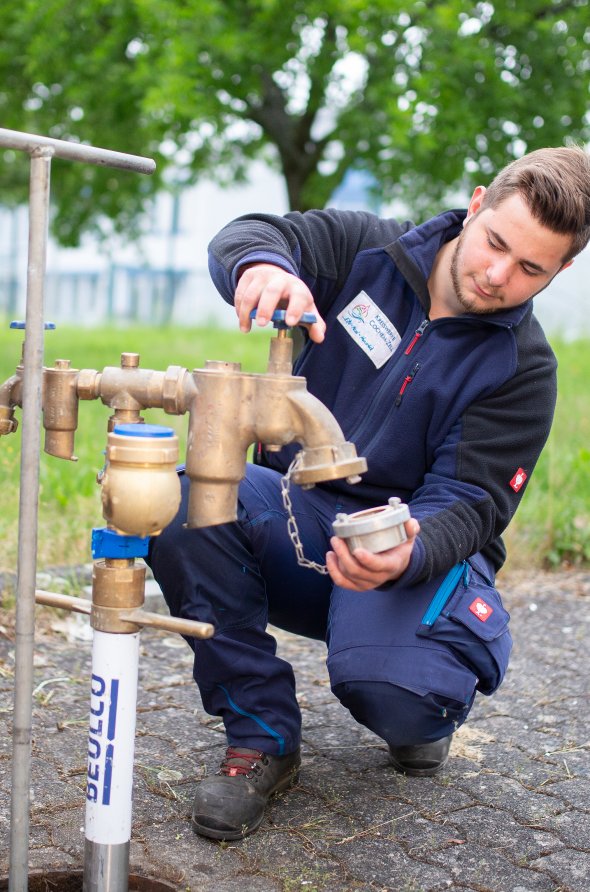 Ein Mitarbeiter der Kreiswerke an einem Hydranten. Ein Auszubildender bei den Kreiswerken Cochem-Zell