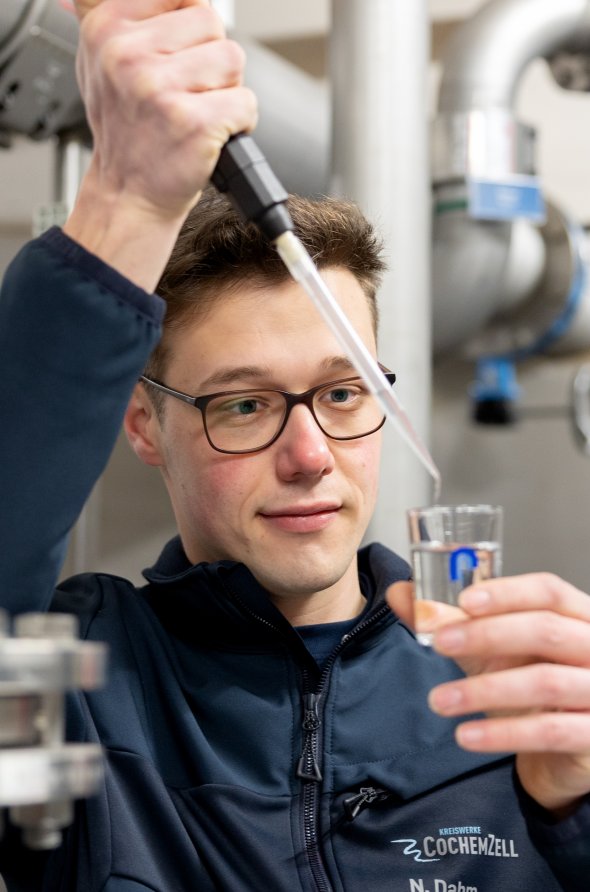 Ein Auszubildender bei der Durchführung einer Wasserprobe. Ein Auszubildender bei den Kreiswerken Cochem-Zell