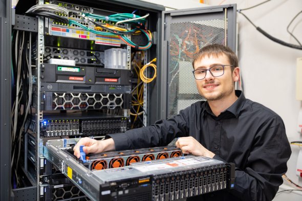 Auf dem Bild wird ein Fachinformatiker für Systemintegration im Serverraum gezeigt Ein Fachinformatiker bei der Arbeit