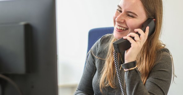 Zwei Auszubildende der Kreisverwaltung beim Lernen